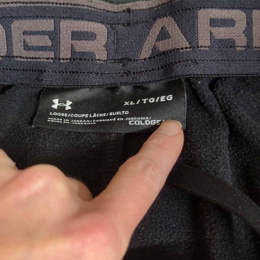 Under Armor And Black Loose Fit Tech Fleece Jogger - Picture 3 of 4